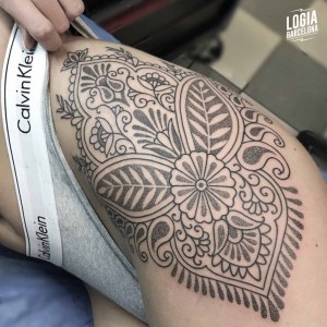 tatuaje_muslo__mandala_flores_logiabarcelona_willian_spindola_